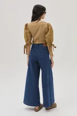 Top color camel con mangas abullonadas con lazos y escote en V.