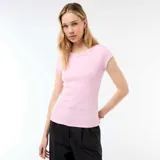 Camiseta de manga corta y cuello redondo, confeccionada en tejido de punto canalé de color rosado con ajuste al cuerpo.