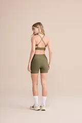 Short deportivo verde militar, ajustado al cuerpo, con bolsillos laterales y cintura alta.