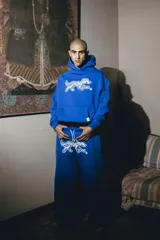 Hoodie azul con estampado de un perro en el pecho. Corte oversize.