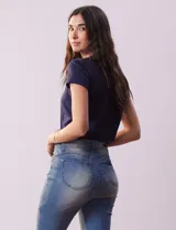 Remera azul marino de algodón y viscosa, de corte clásico y manga corta.