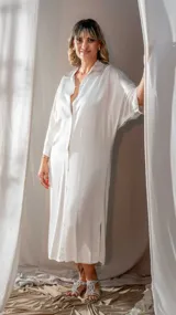 Vestido camisero largo color blanco, con cuello clásico, mangas 3/4 y abertura frontal con botones.