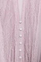 Vestido midi de color rosado con escote en pico y mangas largas. Presenta un diseño combinado con paneles de encaje en el frente y cierre frontal con botones forrados. Incluye un cinturón de cuero sintético marrón con hebilla metálica dorada.