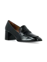 Mocasín de mujer color negro en material efecto charol, con taco ancho y diseño clásico de antifaz en el empeine.