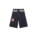 Bermuda de denim oscuro con diseño ancho, bolsillos traseros grandes con detalles de rayas verticales y parches bordados decorativos en la parte posterior.