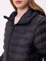 Campera acolchada tipo puffer color negro, con capucha, cierre frontal y bolsillos laterales con cierre. Presenta un diseño de costuras horizontales y logo de la marca en el pecho.