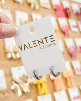 Aros tipo argolla pequeña de diseño minimalista y acabado brillante.