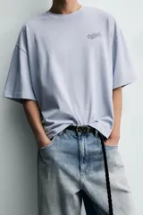 Camiseta boxy fit color celeste, con cuello redondo y manga corta. Cuenta con un pequeño estampado en el pecho con la inscripción "On Hold".