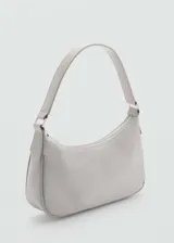 Bolso de hombro tipo baguette, color gris claro, con cierre superior de cremallera y asa fija. Diseño minimalista y compacto.