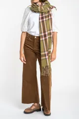 Bandana de tejido suave con diseño de cuadros en tonos verde pistacho, blanco, marrón y azul.