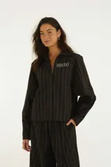 Chaqueta de algodón Farm Rio, color negro con finas rayas verticales, cuello camisero y cierre frontal de cremallera. Presenta mangas largas abullonadas y el nombre de la marca bordado en el pecho.