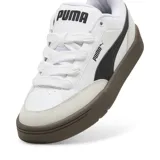 Championes Puma Park Lifestyle OG color blanco con detalles en negro, puntera de gamuza gris claro y suela de goma marrón.