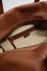 Bolso de mano extragrande confeccionado en piel de alta calidad, con compartimento principal con cierre de cremallera, bolsillo interior con cierre y bolsillo plano. Cuenta con dos asas de mano de piel.