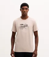 Remera de algodón color beige con cuello redondo, mangas cortas y estampa delantera con diseño de pueblo.