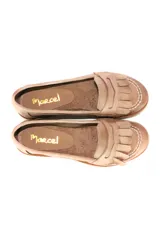 Mocasines color beige de cuero con flecos y suela track color crema.