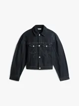 Campera de denim oscura Tommy Hilfiger confeccionada en mezcla de algodón y Tencel Lyocell, con cierre frontal de botones metálicos, bolsillos con solapa en el pecho y costuras en contraste.