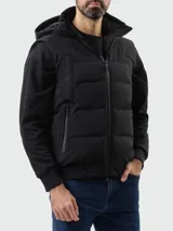 Campera híbrida Boss modelo OW_Block-X, color negro, con cuerpo acolchado y mangas de tejido liso. Presenta capucha fija, cierre frontal completo y bolsillos laterales con cierre.