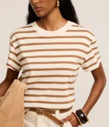 Remera manga corta de algodón de la marca Marfinno, con diseño de cuello redondo y estampado de rayas horizontales en color blanco y marrón.