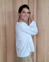 Remera de manga larga color marrón chocolate, con cuello redondo y dos bolsillos frontales tipo parche.