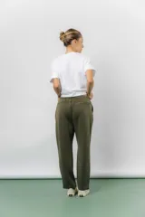 Pantalón jogger de calce relajado color bordó intenso, con cintura elastizada y lazo regulable. Cuenta con bolsillos laterales con cierre invisible y silueta recta levemente afinada.