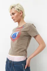 Remera negra de manga corta con estampa de escudo con la inscripción "Sports League" y una pelota de fútbol americano.