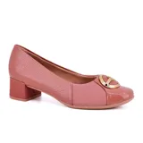 Zapato casual de cuero negro con detalle de elástico en el empeine y aplique metálico dorado. Taco bajo cuadrado.