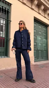 Pantalón de jean azul marino, de corte recto en la parte superior y con volados amplios en los bajos.