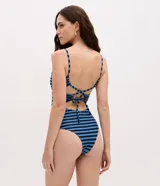 Malla enteriza de poliamida con diseño de rayas horizontales en azul y negro. Presenta escote recto, breteles finos y cierre en la espalda.