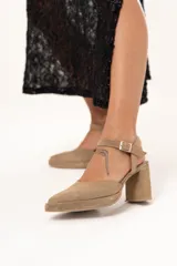 Sandalias de tacón color visón con puntera triangular y tira con hebilla al tobillo.