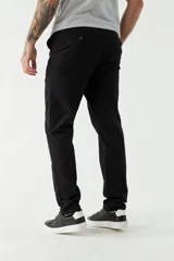 Pantalón chino clásico azul marino para hombre, de corte slim, con logo bordado y pasacinto.
