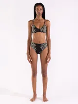 Bombacha de bikini clásica confeccionada en jacquard animal print, de cobertura media y calce favorecedor.