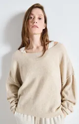 Sweater de punto fino con textura esponjosa, diseño holgado, cuello barco y mangas largas con caída relajada.
