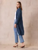 Cardigan largo plisado con estampado a rayas verticales en tonos azules.