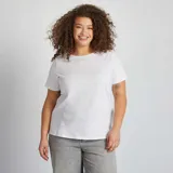 Camiseta blanca de punto con cuello redondo y mangas cortas.