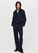 Pantalon de vestir de corte recto y tiro medio, color azul marino. Presenta cintura elástica con lazo ajustable y una raya lateral en contraste de color blanco.
