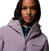 Campera técnica Columbia con tecnología Omni-Heat Infinity y Omni-Tech, impermeable y transpirable. Presenta diseño acolchado con costuras selladas, capucha ajustable, cierre frontal con cremallera revestida, bolsillos laterales y puños con orificios para pulgares.
