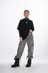 Remerón negro de manga ranglan, corte holgado, con cuello redondo y un pequeño logo estampado en el pecho.