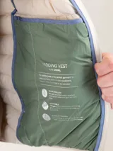 Chaleco acolchado de hombre color celeste, confeccionado en nylon reciclado con diseño matelasse, cuello alto y cierre frontal de cremallera.