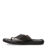 Sandalias tipo ojota para hombre, con tiras anchas de textura granulada y detalle de logo metálico circular. Presentan una plantilla ergonómica y suela con relieve antideslizante.