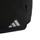 Mochila Adidas Performance Essentials color negro, con compartimento principal espacioso, bolsillo frontal con cierre y compartimento interno para laptop. Presenta correas ajustables, asa superior y el logo de la marca en la parte inferior frontal.