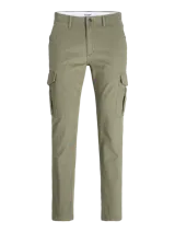 Pantalón cargo de corte ajustado, color verde oliva, con bolsillos laterales con solapa y cierre de cremallera.