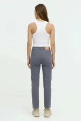 Pantalón recto de denim color blanco crudo, con costuras a contratono en color camel y dobladillo deshilachado.
