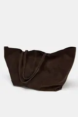 Bolso tipo maxi shopper de piel serraje en color marrón, con doble asa de hombro y bolsillo interior con cremallera.