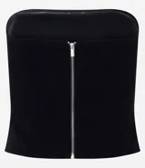 Blusa negra sin breteles, ajustada al cuerpo, con ojales metálicos distribuidos en la parte delantera y cierre de cremallera en la espalda. Confeccionada en bengalina con viscosa certificada.