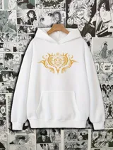 Sudadera tipo canguro blanca con capucha y bolsillo canguro frontal. Presenta un estampado grande en color dorado/mostaza con un diseño inspirado en Trafalgar Law del anime One Piece, incluyendo su Jolly Roger y la palabra "DEATH".