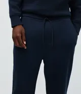 Pantalón de corte recto confeccionado en tejido de algodón y poliéster, con cintura elástica, cordón de ajuste y bolsillos laterales.