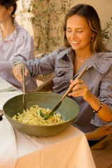 Anillo plateado con forma de esqueleto de costillas.