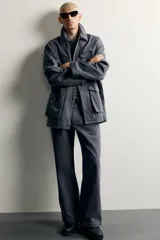 Parka relaxed fit de algodón color gris con efecto lavado. Cuenta con cuello solapa, cuatro bolsillos de plastrón con solapa en el frente y cierre frontal con cremallera oculta por solapa con botones a presión.