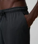 Bermuda masculina deportiva de largo extendido, color gris oscuro, confeccionada en microfibra de poliéster y elastano. Cuenta con cintura elástica con cordón ajustable y bolsillos laterales funcionales.