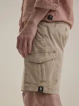 Bermuda cargo color negro en tejido twill con elastano, de calce cómodo con bolsillos laterales y efecto wash look.